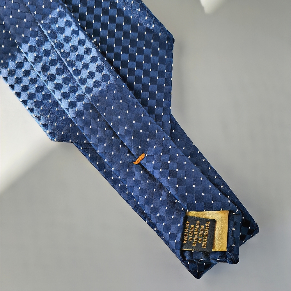 DONALD J. TRUMP SIGNATURE Classic Navy Blue Dotted Tie (Tahitian Pearl Natte) - Picture 2 of 4